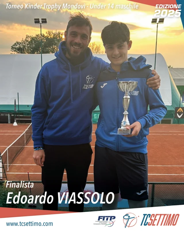 Doppio applauso per il nostro straordinario Edoardo Viassolo! 🏆🎾

Nella prima foto lo vediamo finalista al prestigioso torneo Kinder Trophy di Mondovì, categoria Under 14 Maschile! Un risultato eccezionale che testimonia il suo talento e la sua crescita costante. 💪

Ma le soddisfazioni non finiscono qui! Nella seconda foto, Edoardo, insieme ai suoi compagni di classe, ha conquistato la vittoria ai campionati studenteschi per il suo istituto 🥇📚 
Un successo di squadra che ci riempie di gioia!

Che campione a tutto tondo! Siamo incredibilmente fieri di te, Edoardo! Continua così 🤩

#TalentoTCSettime #EdoardoViassolo #KinderTrophy #Finalista #CampioneStudentesco #Tennis #Sport #Scuola #Orgoglio #SettimoTorinese #Mondovì
